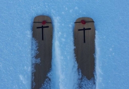 skis-en-bois-artisanaux-min